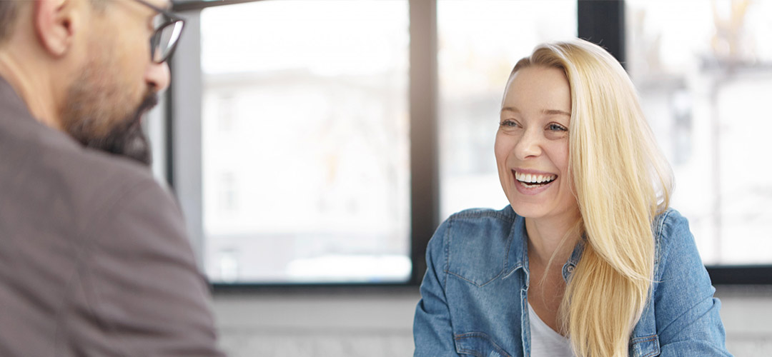 entretien-homme-femme-sourire